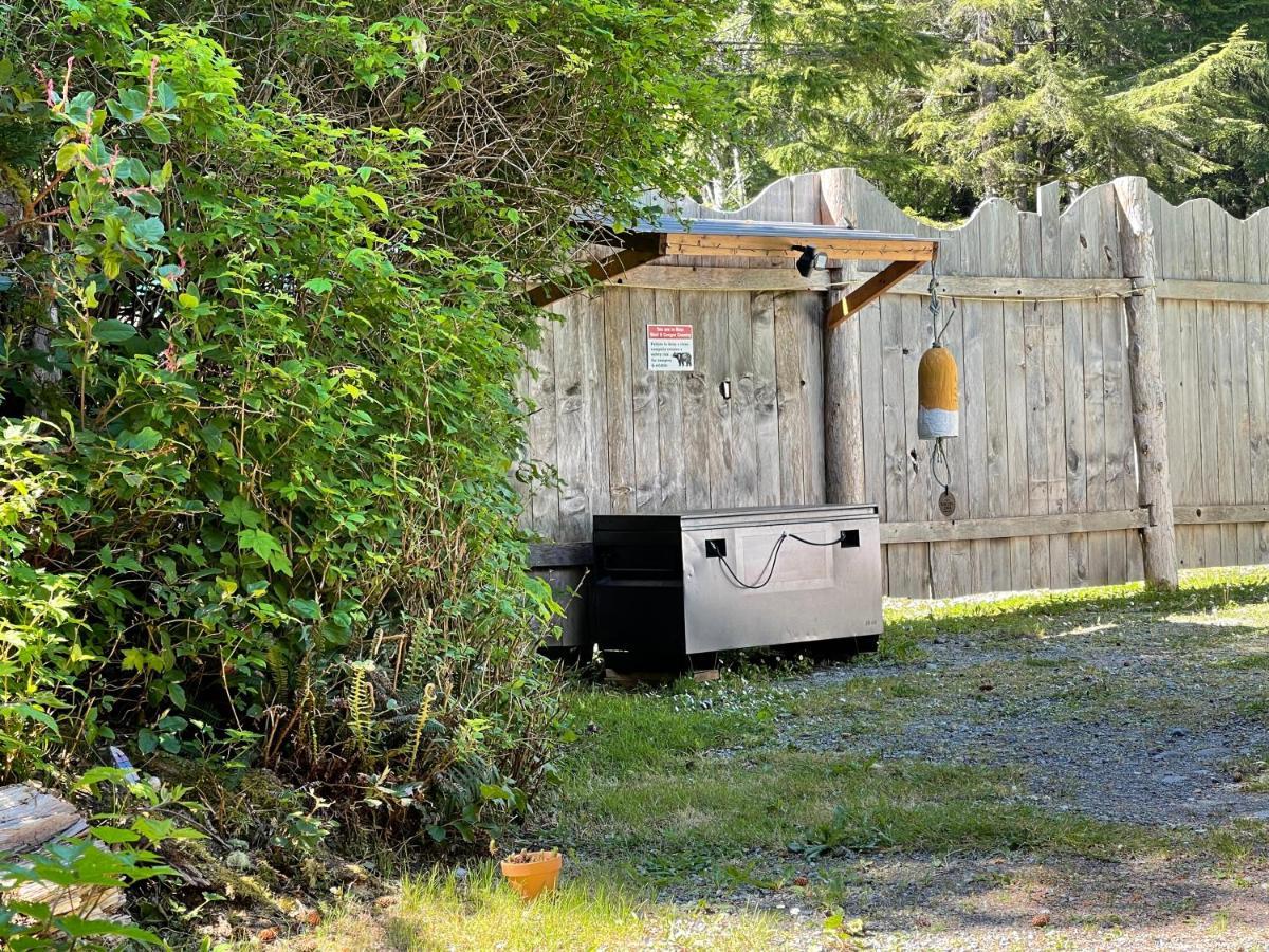 So Damn Lucky Glamping Hotel Ucluelet Exterior photo