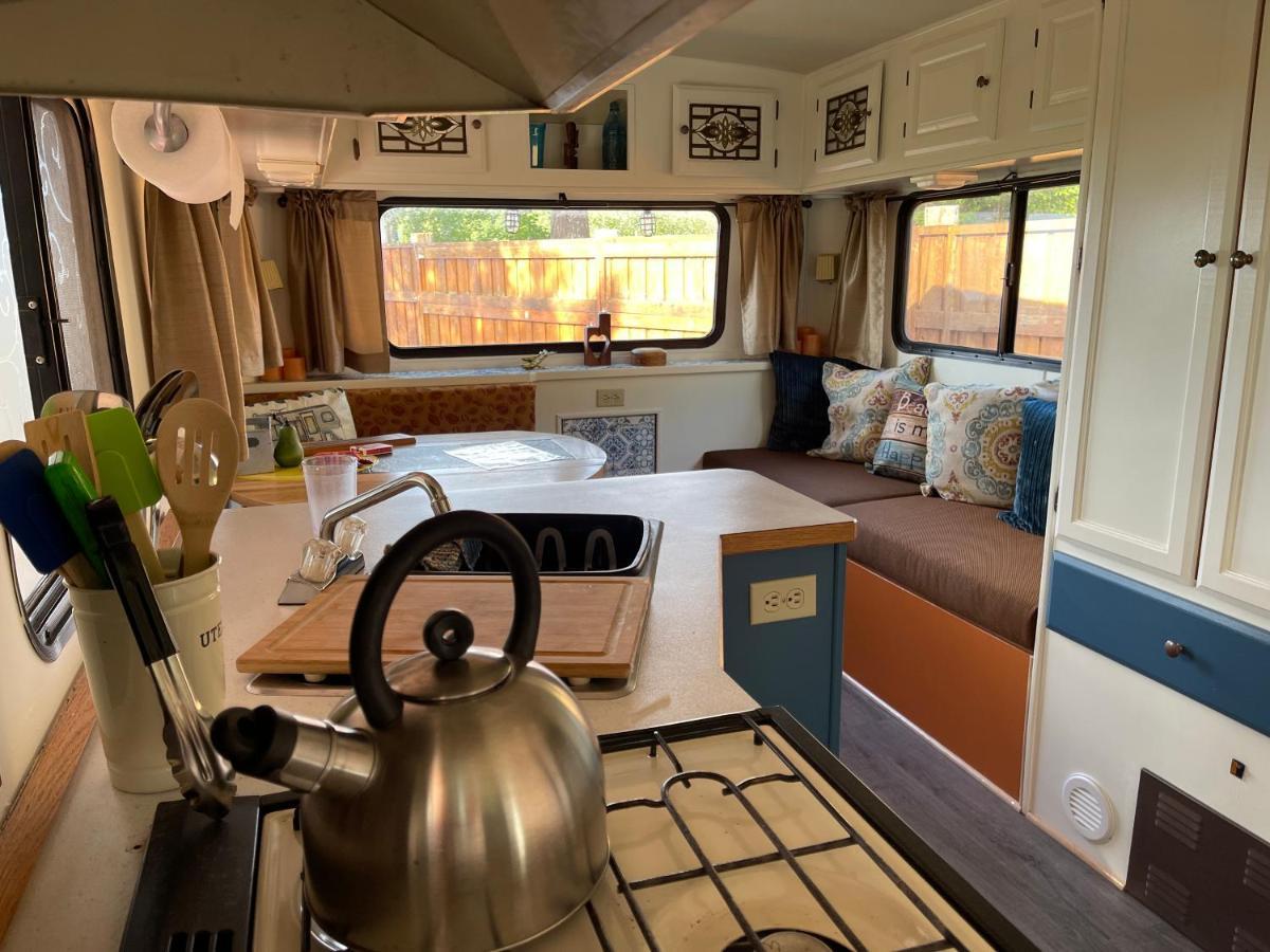So Damn Lucky Glamping Hotel Ucluelet Exterior photo